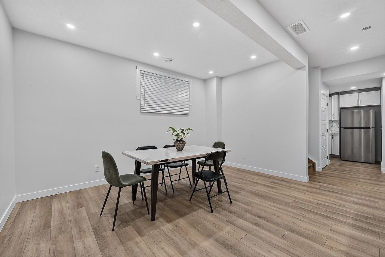 2177 Ravensdun Cres SE - Photo 3 of 14