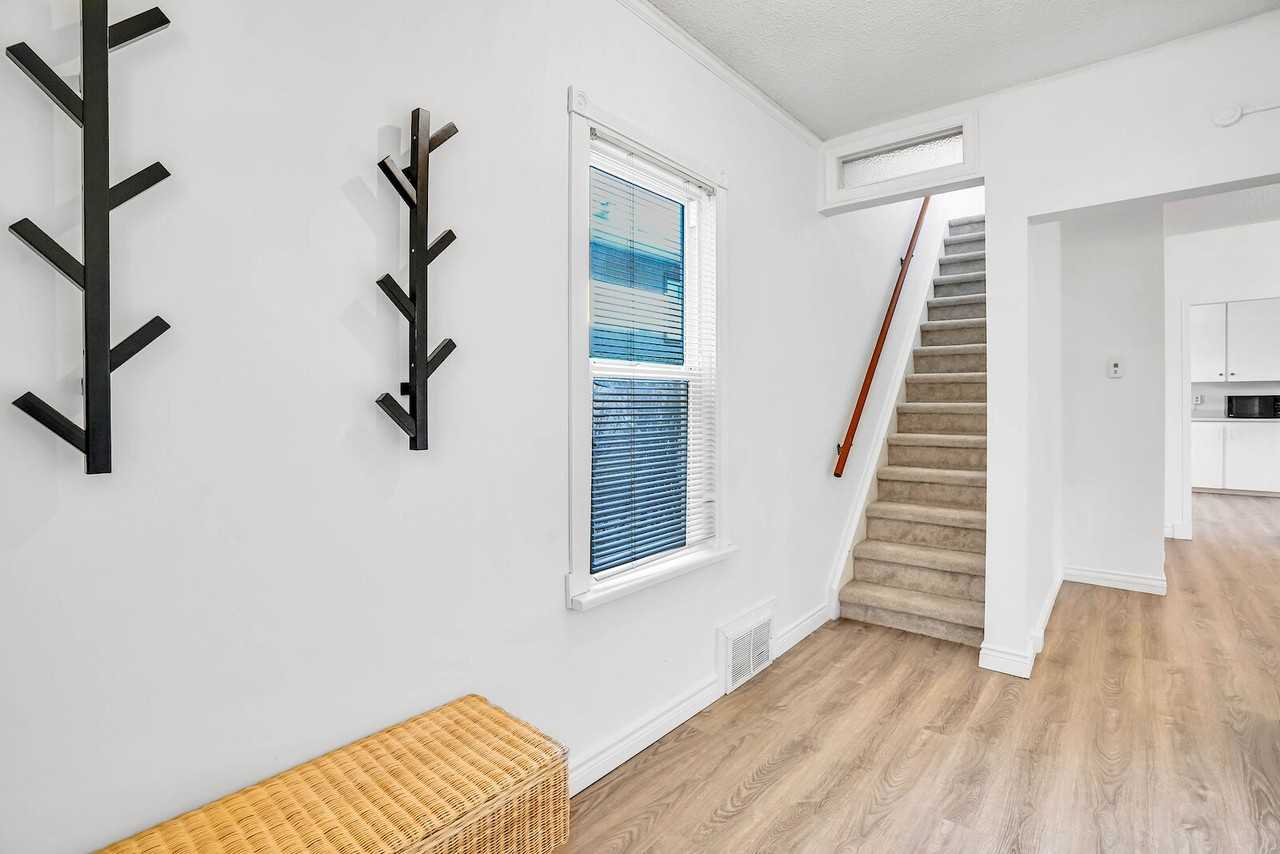 1418 11 Ave Se - Photo 5 of 22