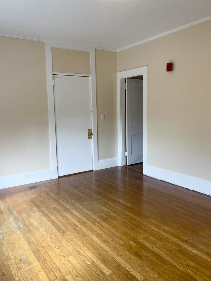 144 Van Zandt Ave #9 - Photo 3 of 13