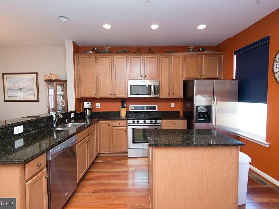 413 Seaway Ct - Photo 5 of 17