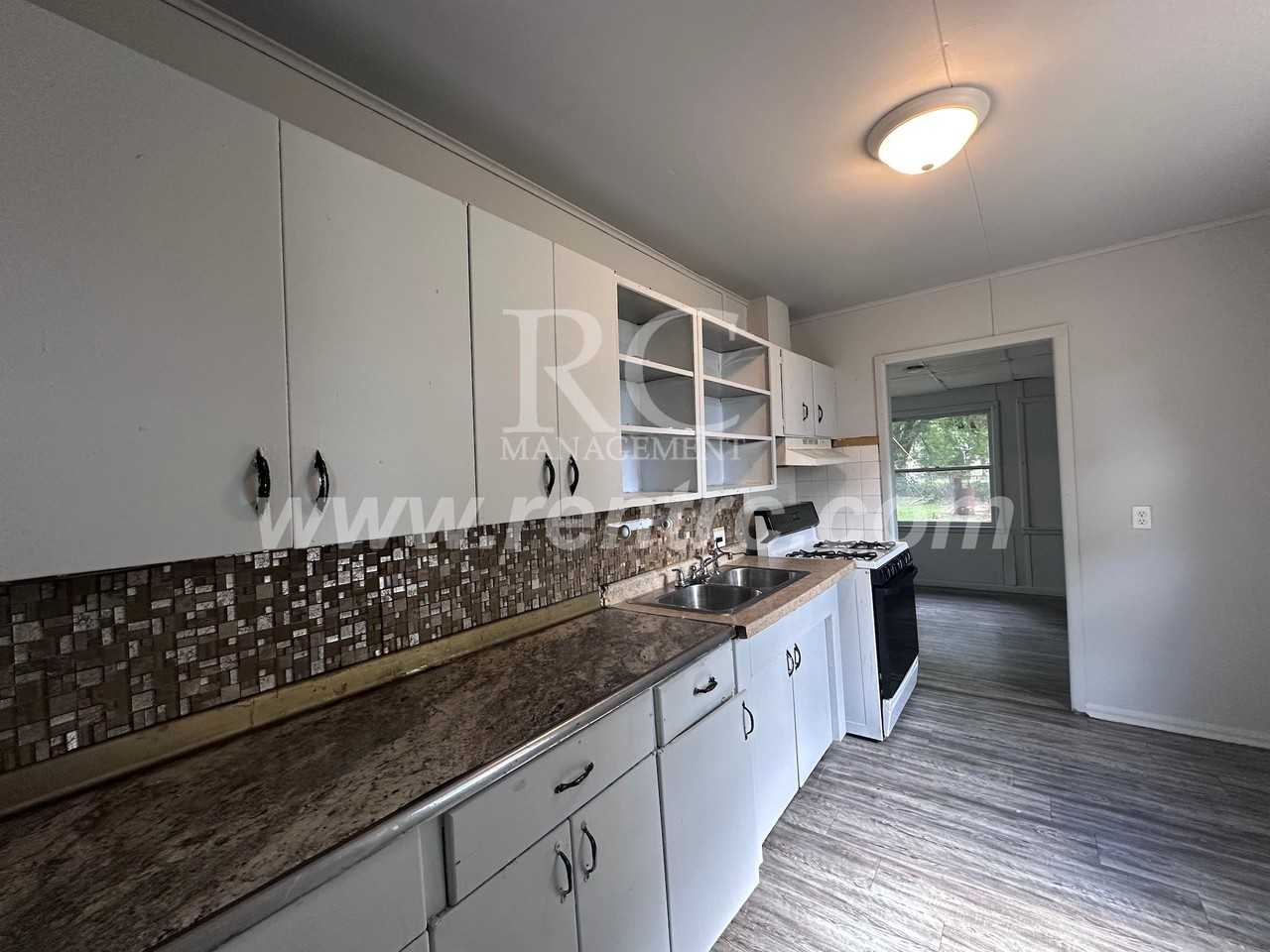 907 Giddings St - Photo 2 of 15