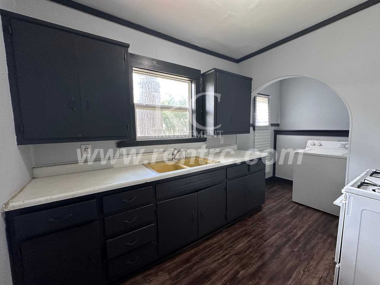 1210 Robinson St - Photo 2 of 13