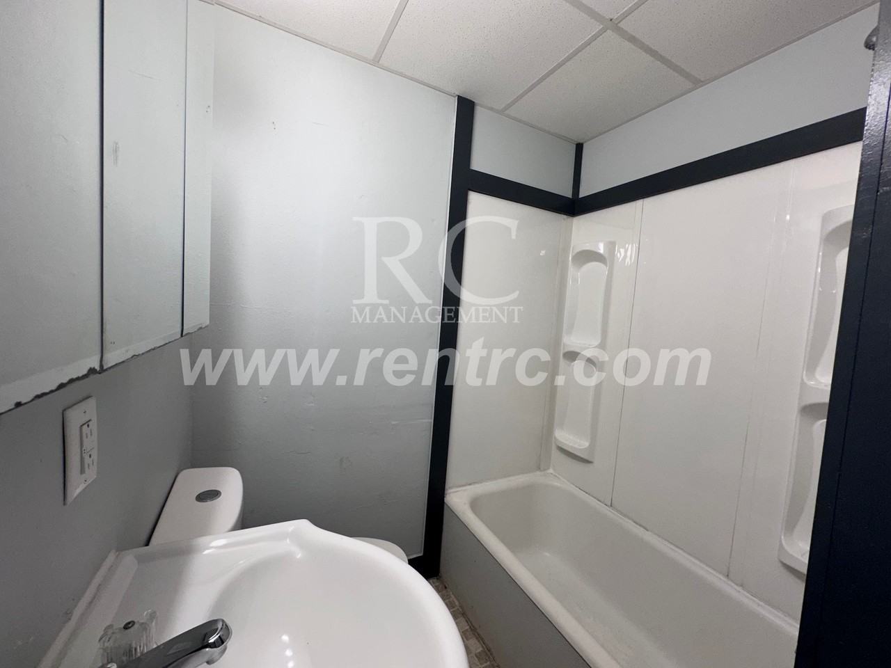 1210 Robinson St - Photo 5 of 13