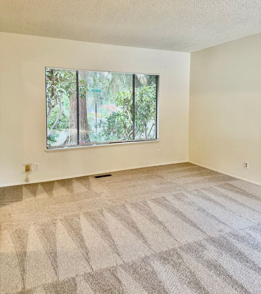 9235 Ne 142nd St - Photo 3 of 23