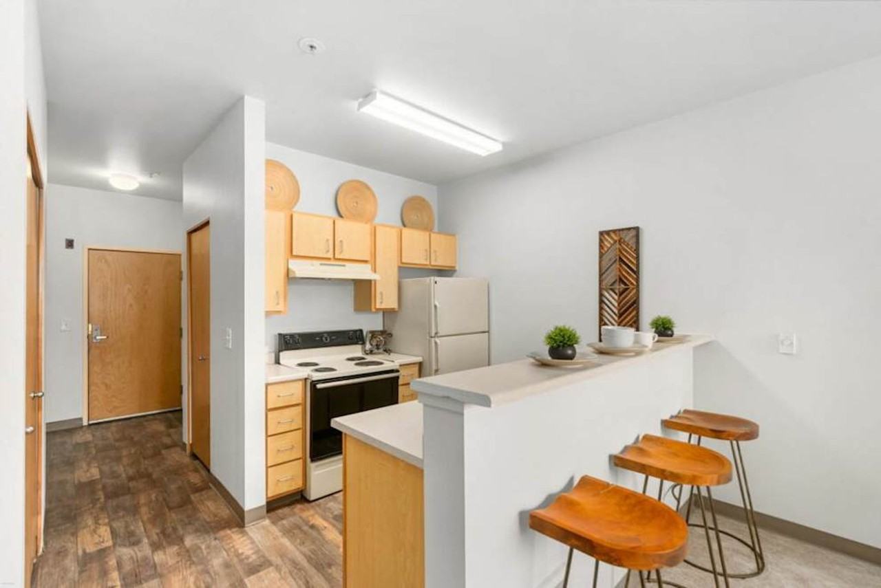 Fifth Avenue Place Apartments - Photo 2 of 10