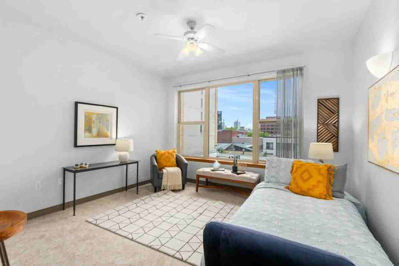 Fifth Avenue Place Apartments - Photo 4 of 10