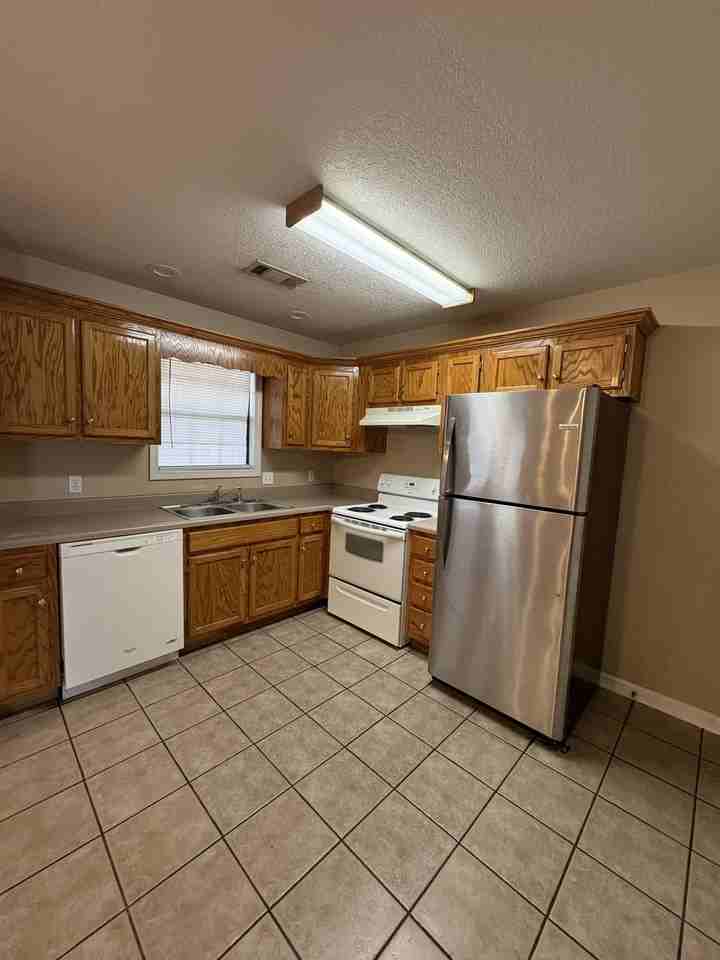 1401 Lakewood Dr #8 - Photo 2 of 7
