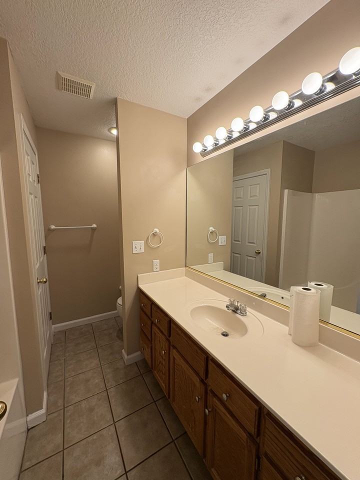 1401 Lakewood Dr #8 - Photo 4 of 7