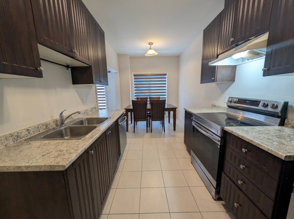 79 Baker St - Photo 3 of 18