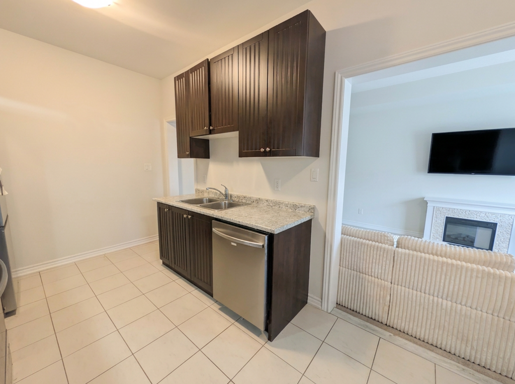 79 Baker St - Photo 6 of 18