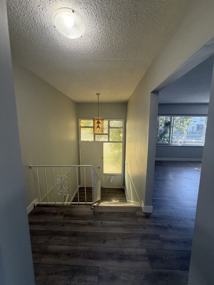 10051 Bridgeport Rd - Photo 6 of 18