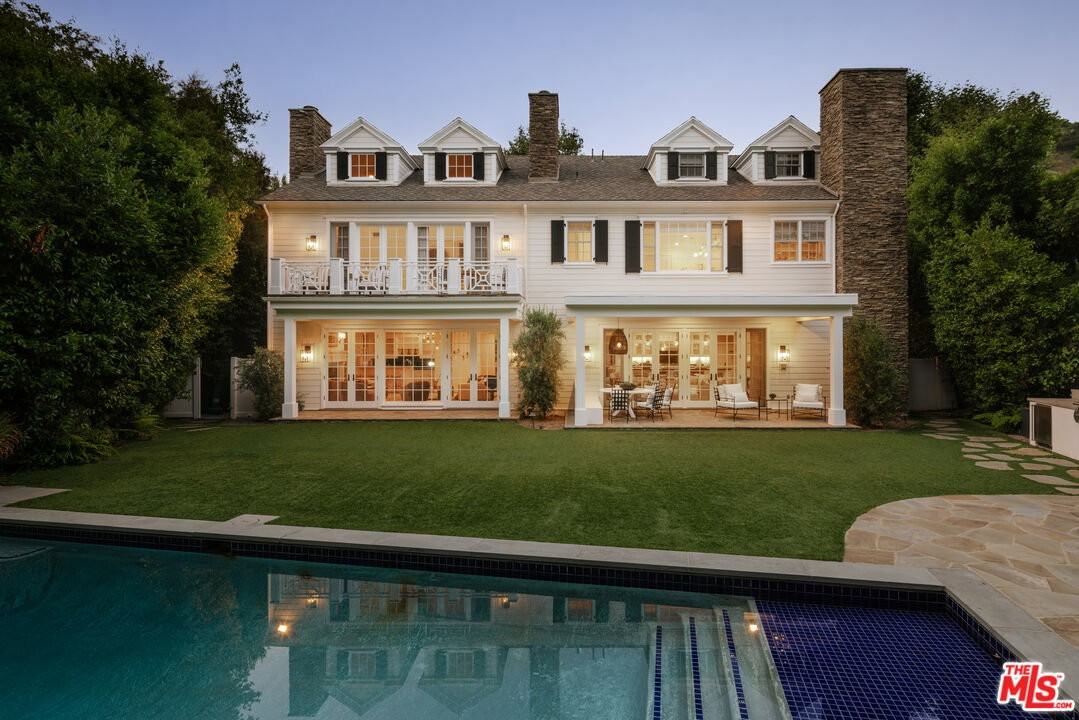 2435 Mandeville Canyon Rd