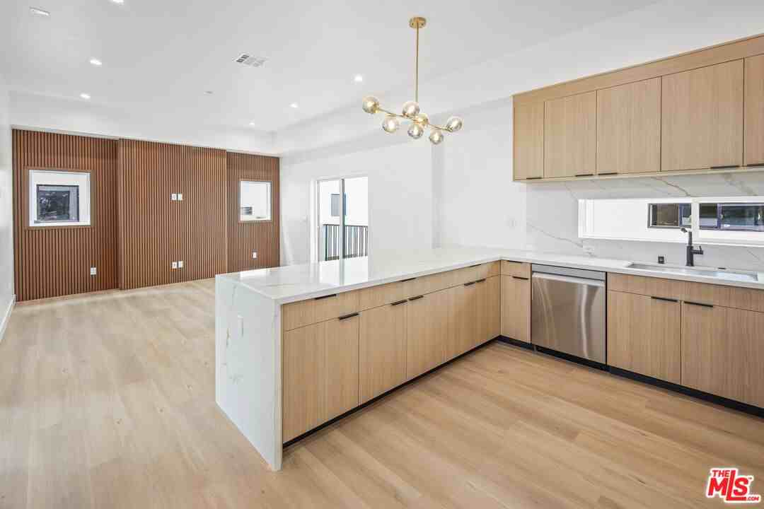 11010 Hortense St - Photo 2 of 8