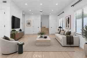 featured image of 913 Hilldale Ave
