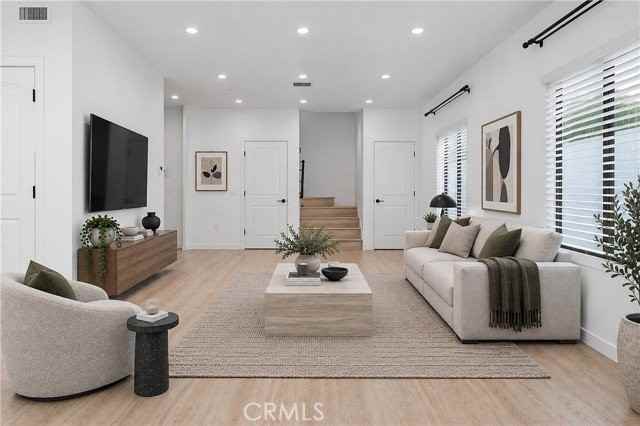 913 Hilldale Ave - Photo 2 of 8