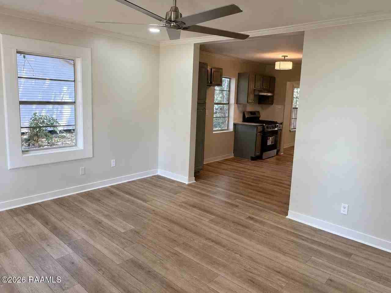 303 Thelma Dr - Photo 2 of 13