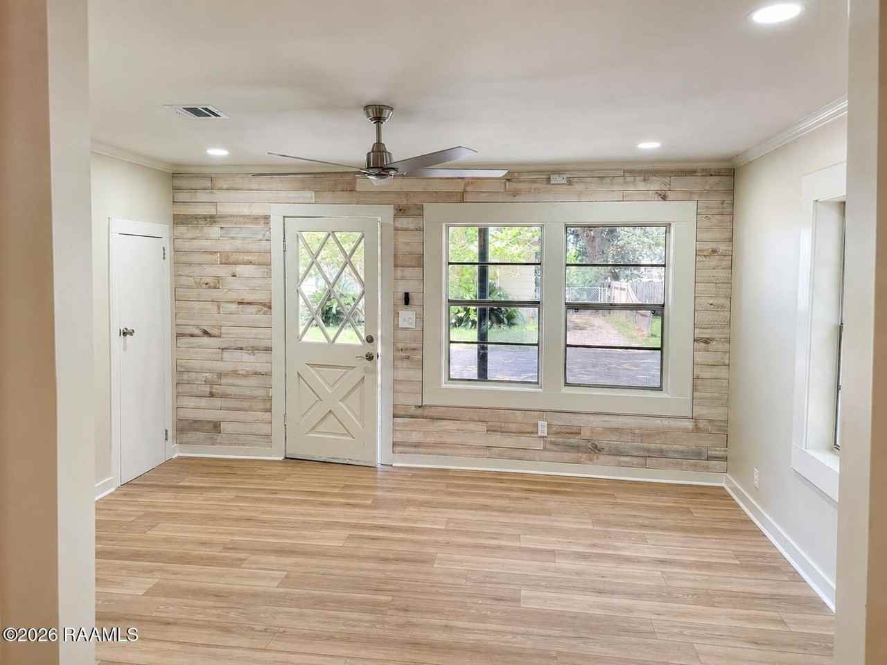 303 Thelma Dr - Photo 3 of 13