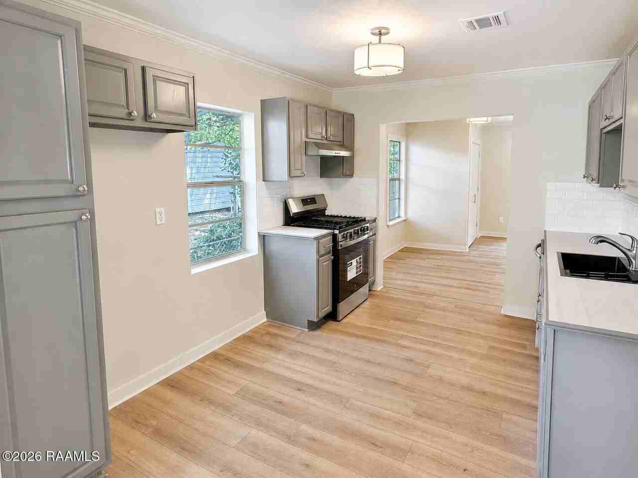 303 Thelma Dr - Photo 4 of 13