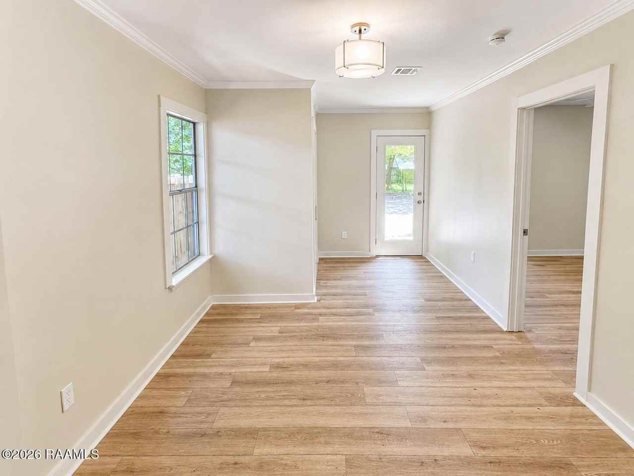 303 Thelma Dr - Photo 5 of 13