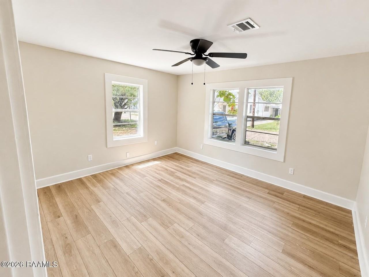 303 Thelma Dr - Photo 6 of 13