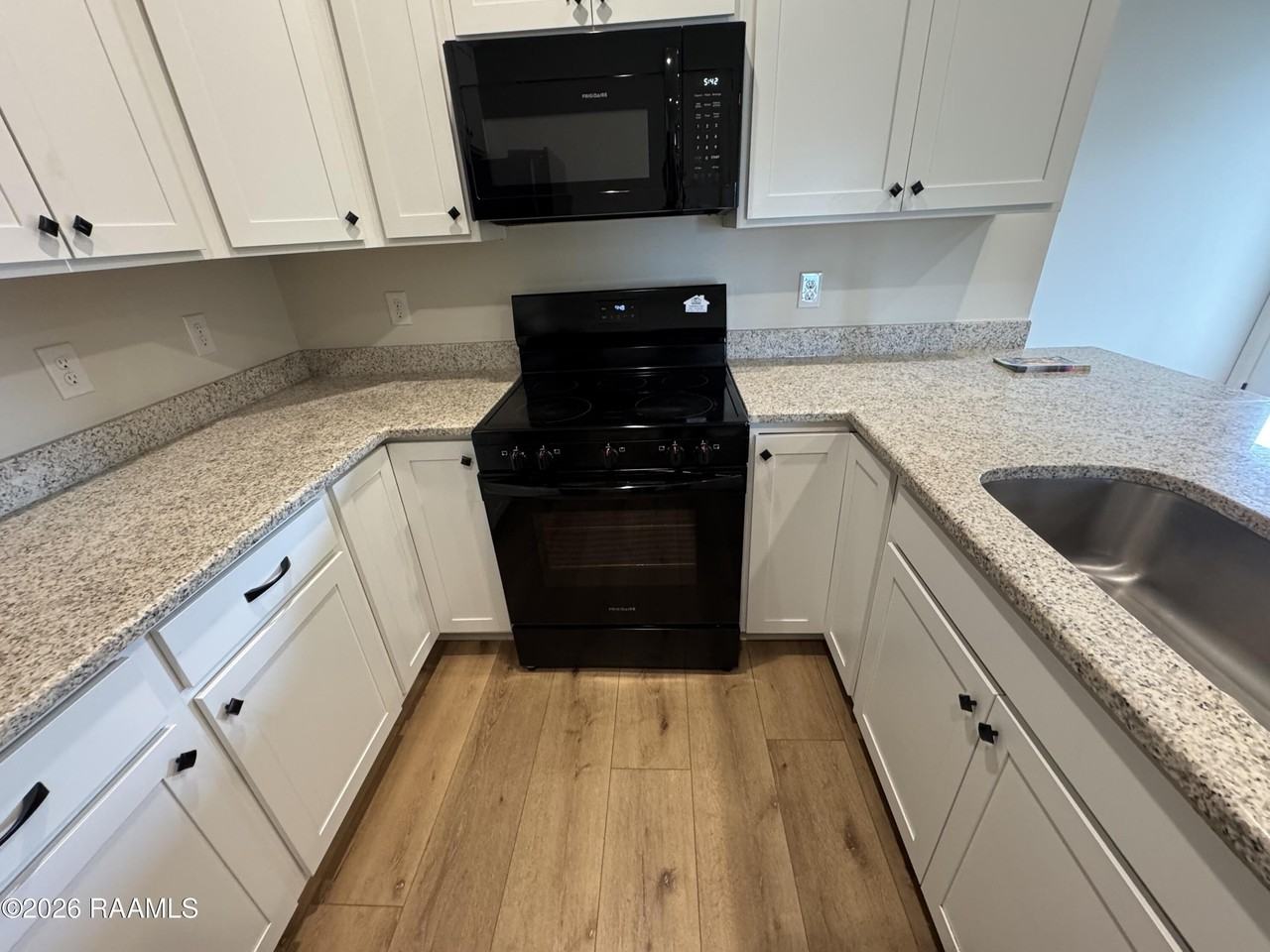 325 Mulholland Ln - Photo 4 of 26