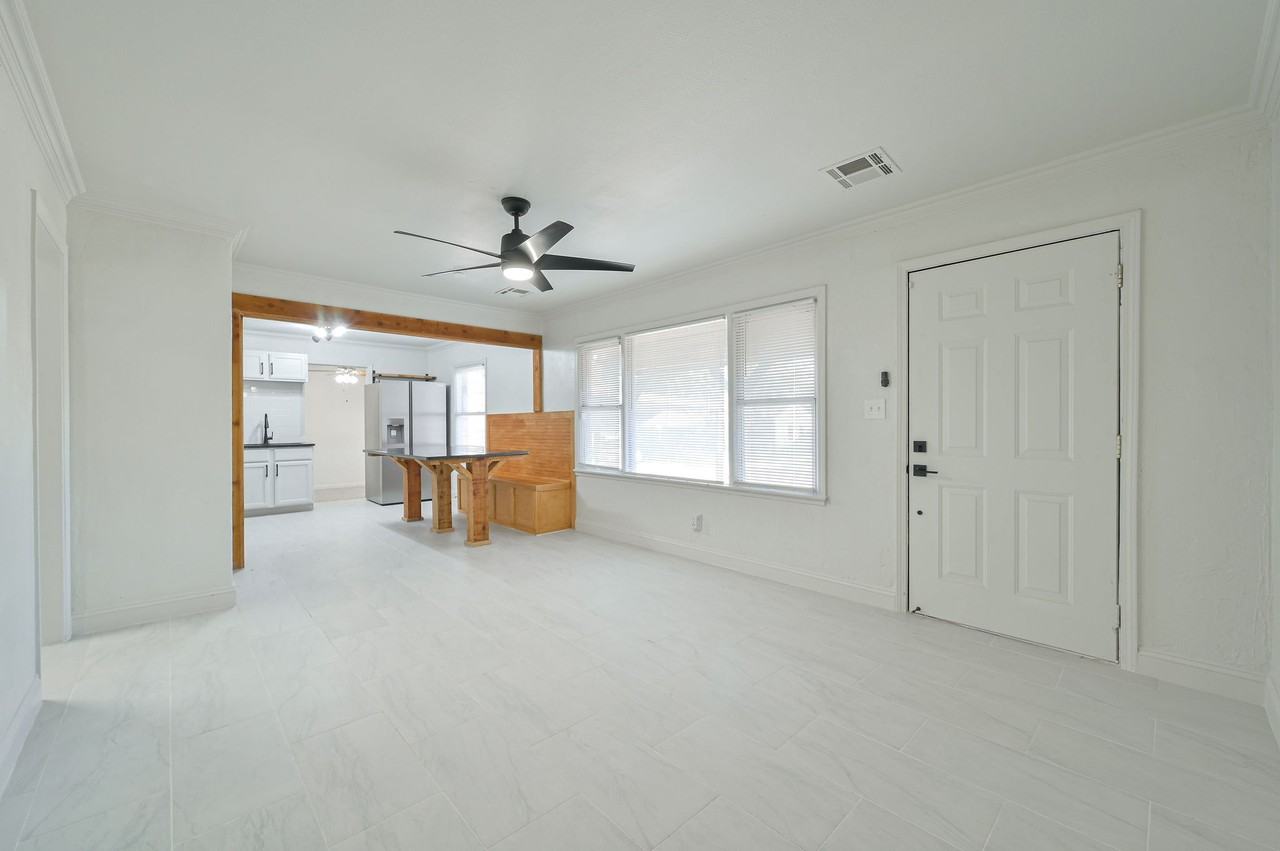 3716 Se 23rd St #1 - Photo 4 of 32