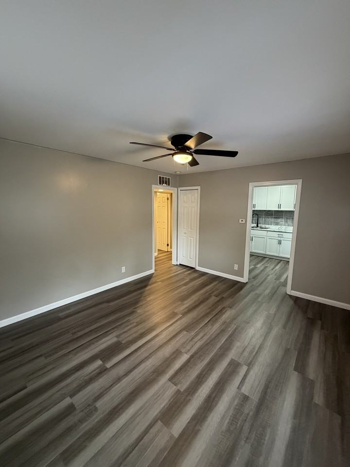 1402 E Michigan Ave #1 - Photo 3 of 12