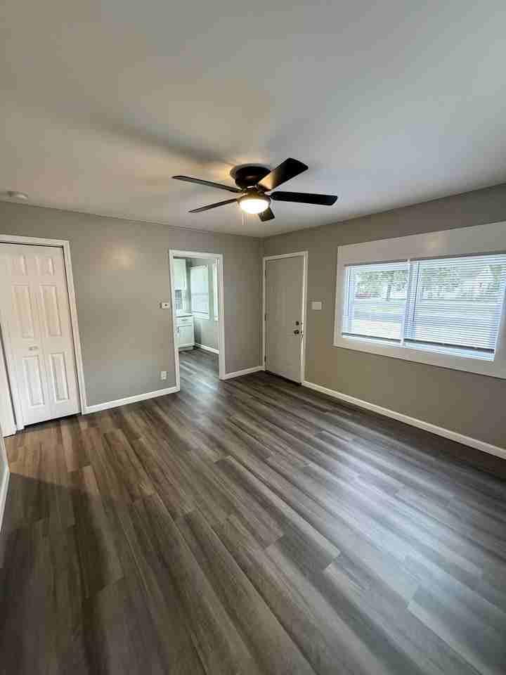 1402 E Michigan Ave #1 - Photo 4 of 12