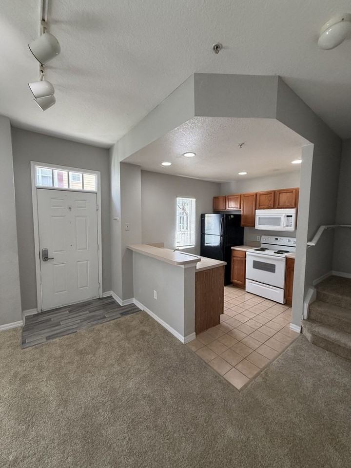 2610 Lodi Cir #102 - Photo 4 of 35