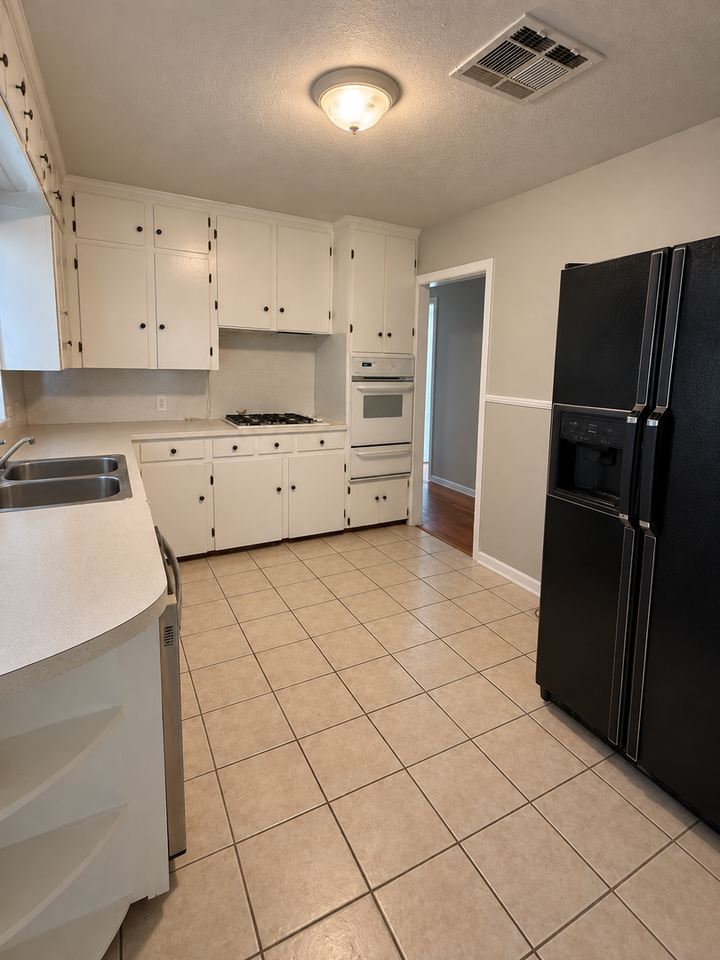 2505 Douglas Dr - Photo 4 of 16