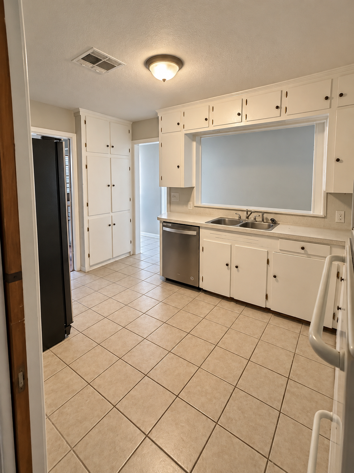 2505 Douglas Dr - Photo 5 of 16