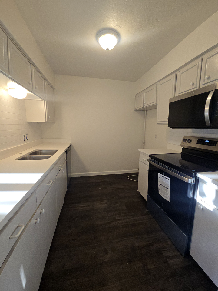 224 Rolling Hills Place - Photo 7 of 18