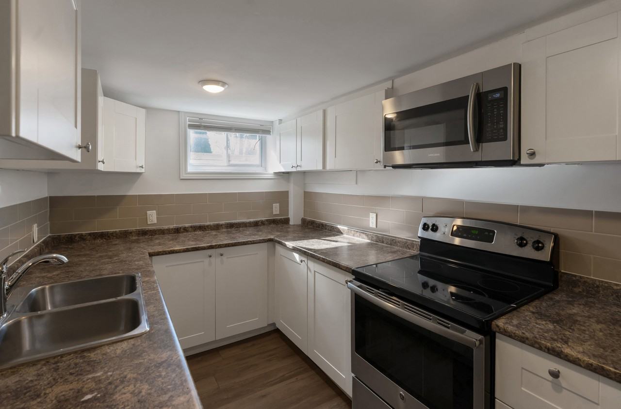 115 Bayview Dr, Barrie, ON L4N 3P3, Canada - Photo 5 of 19
