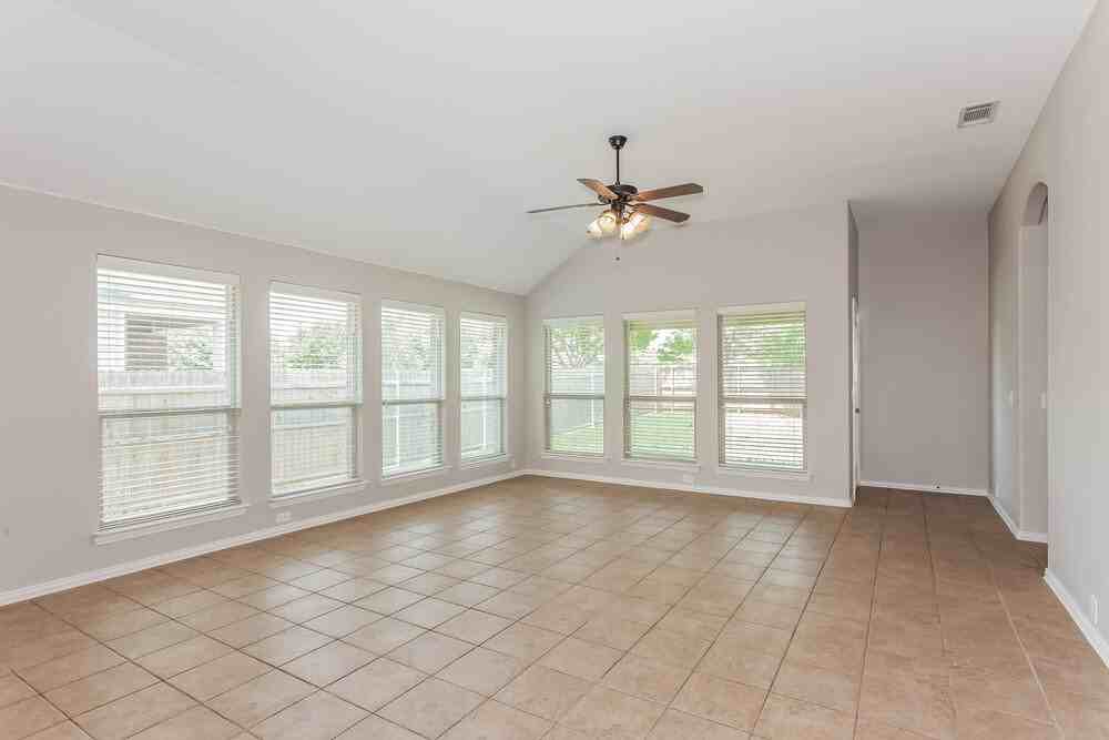 529 Kerry St - Photo 3 of 16