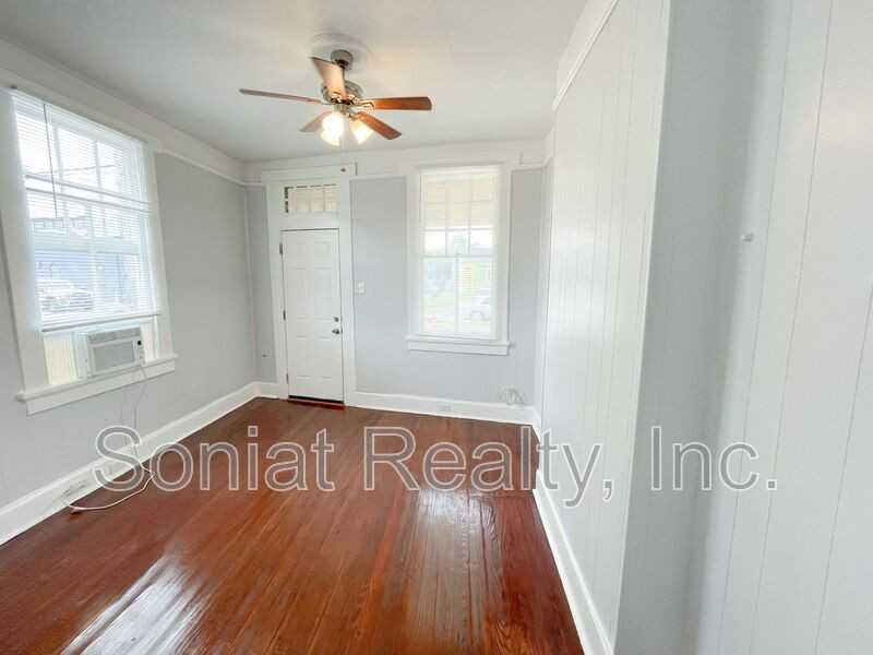 654 S Rendon St - Photo 2 of 5