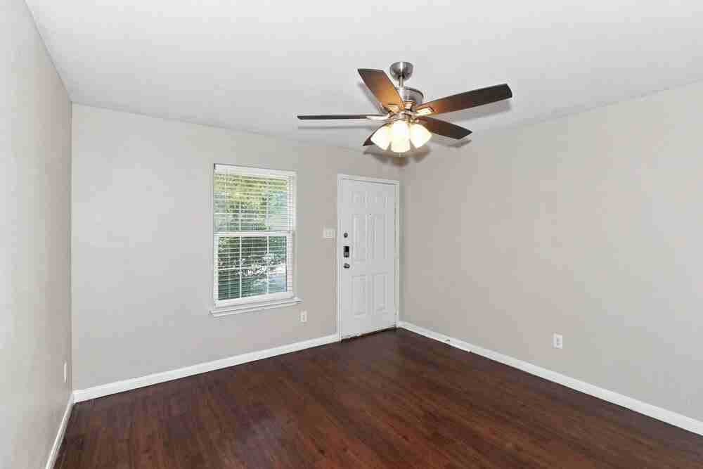 3922 Hollow Cove Ln - Photo 4 of 17