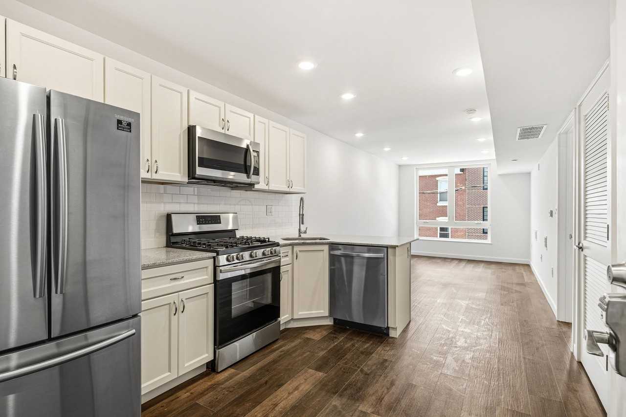 2001 Frankford Ave - Photo 2 of 18