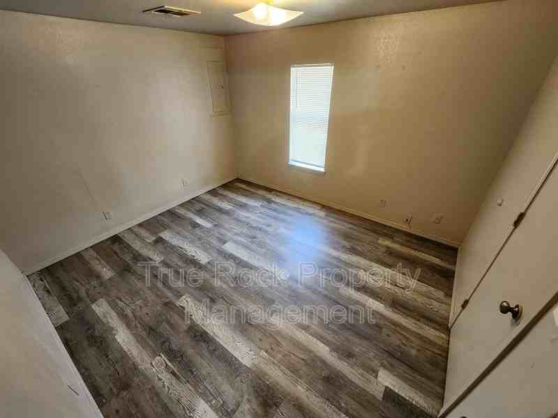 421 S Johnston St - Photo 6 of 7
