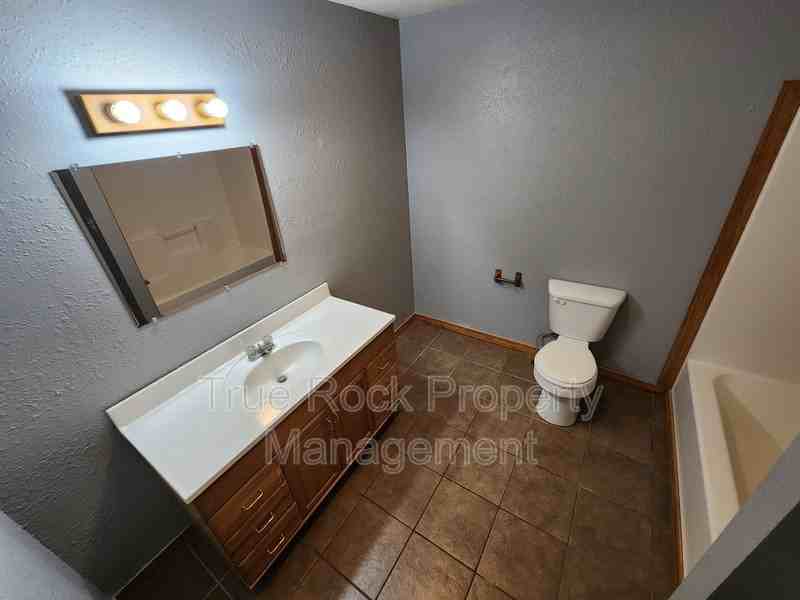 218 E 14th St #B - Photo 6 of 8