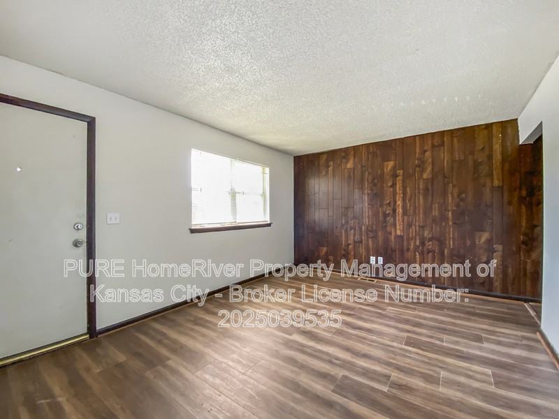 4348 Parallel Pkwy - Photo 5 of 18