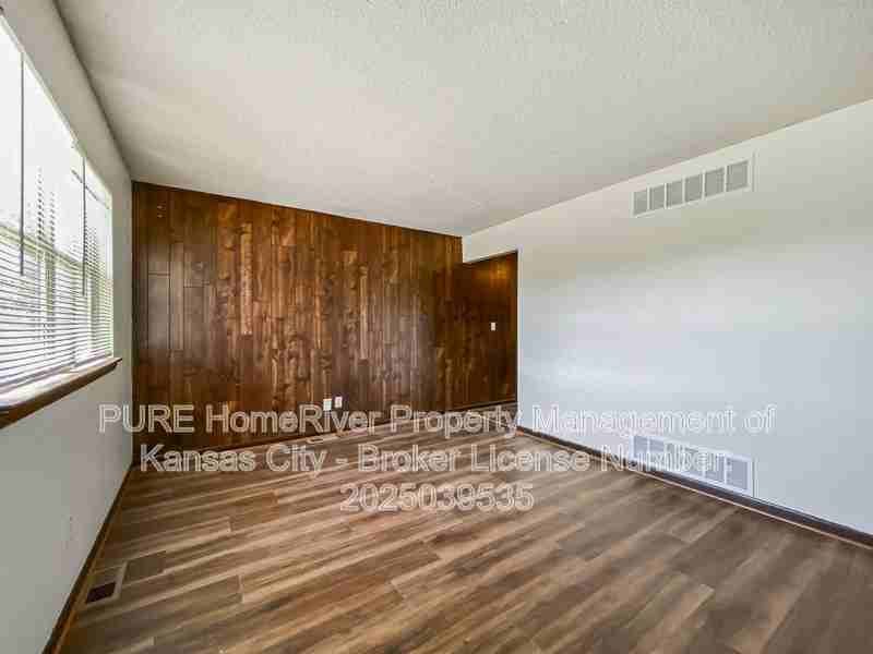 4348 Parallel Pkwy - Photo 6 of 18