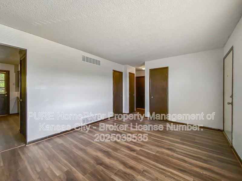 4348 Parallel Pkwy - Photo 7 of 18