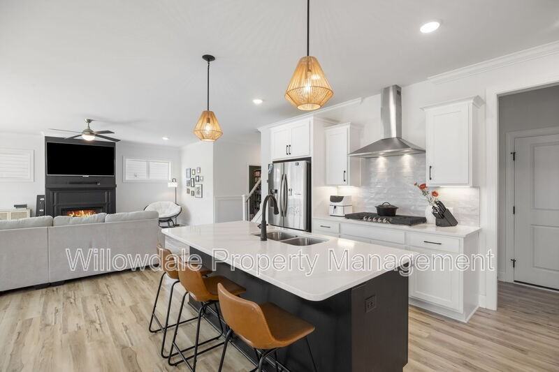 2020 Moonraker Dr - Photo 4 of 43