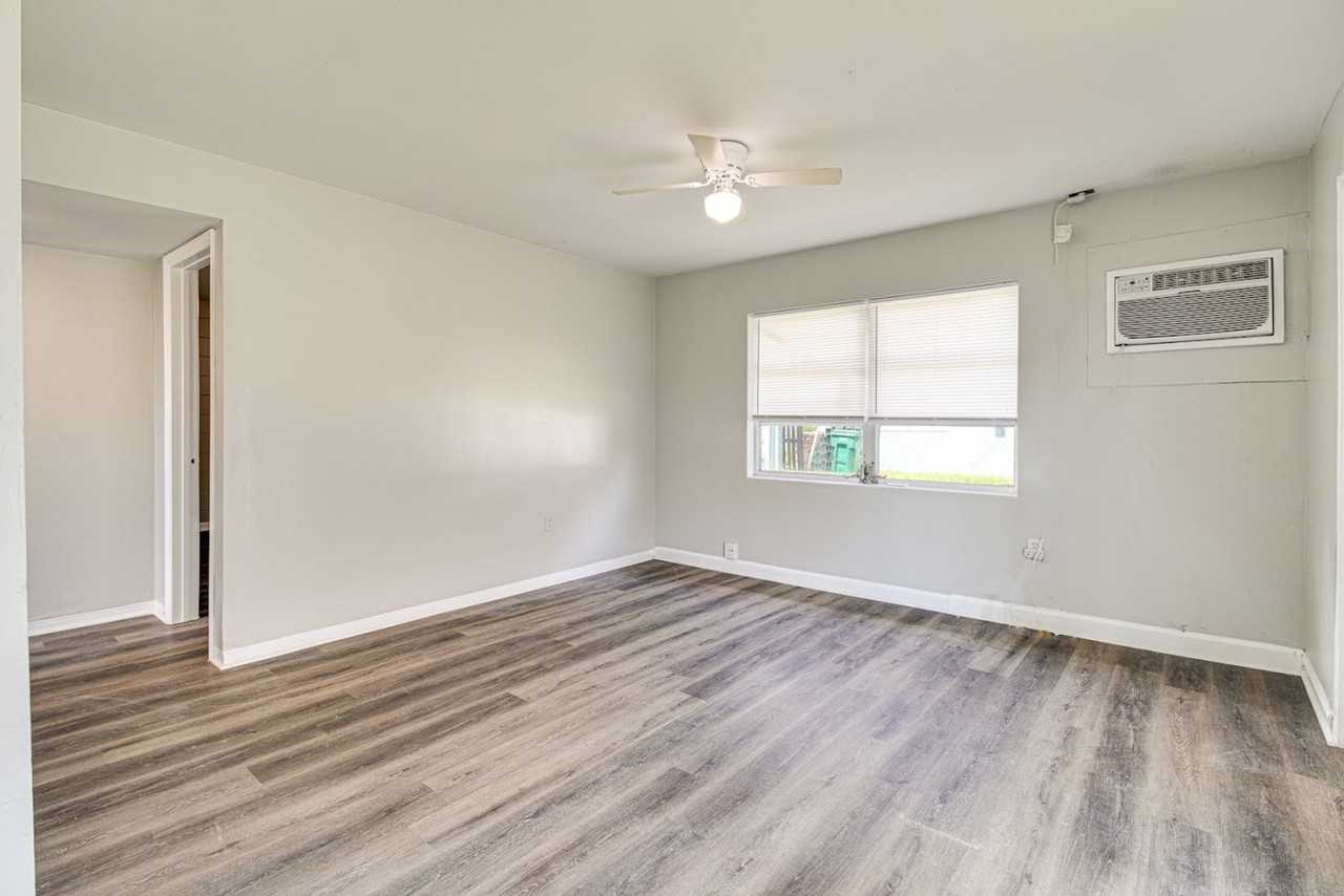 1327 W Point Dr - Photo 5 of 15