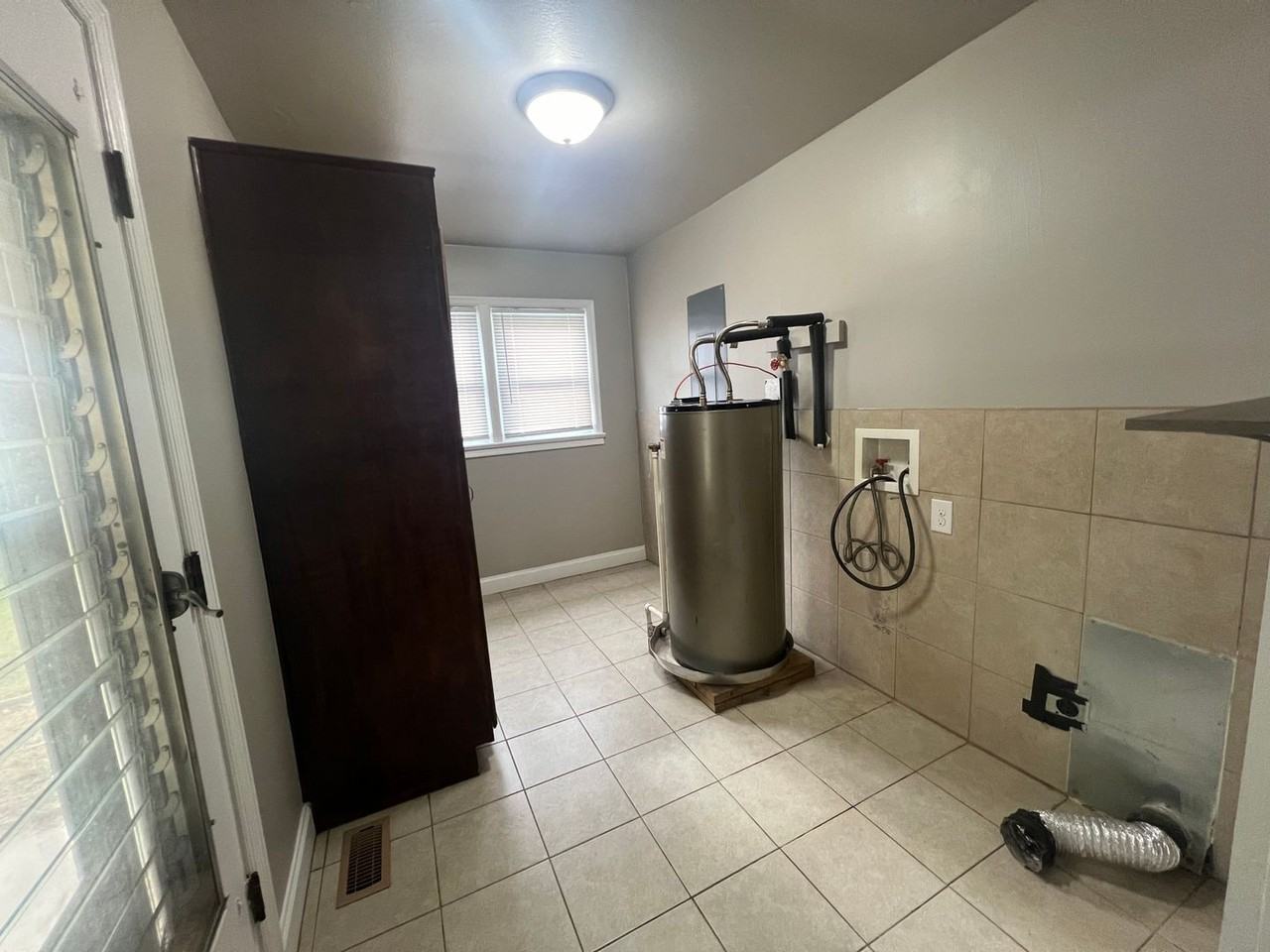 401 Tulip Dr - Photo 3 of 10