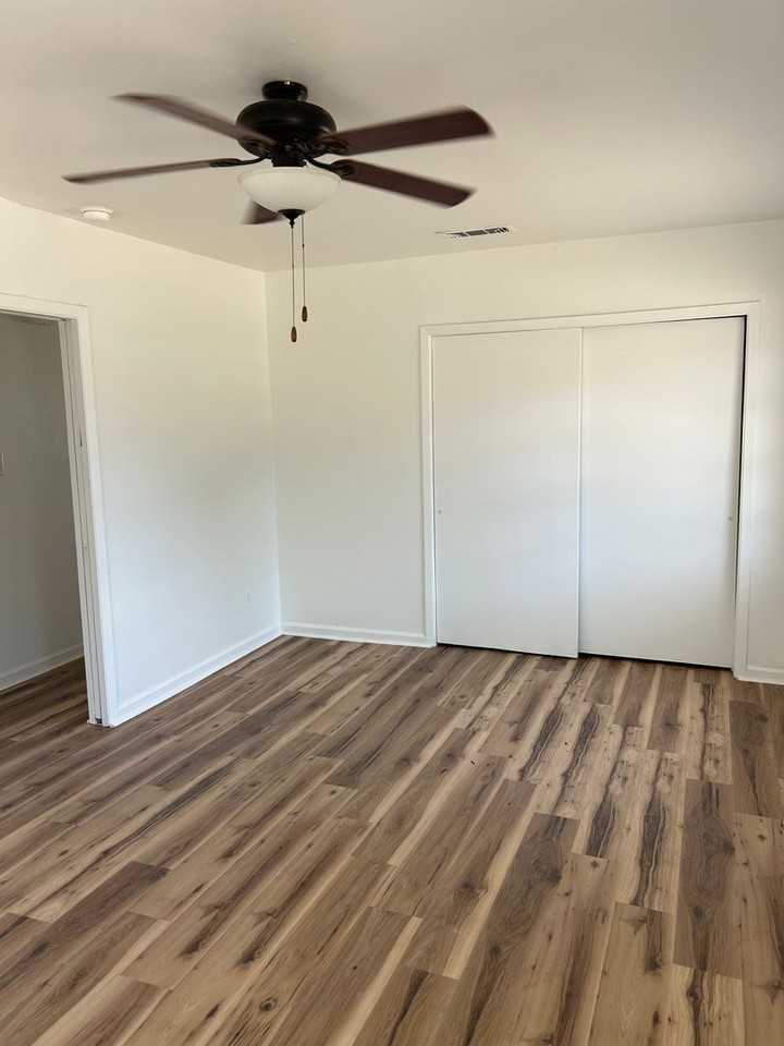 2405 Nw 2nd Ave - Photo 4 of 11