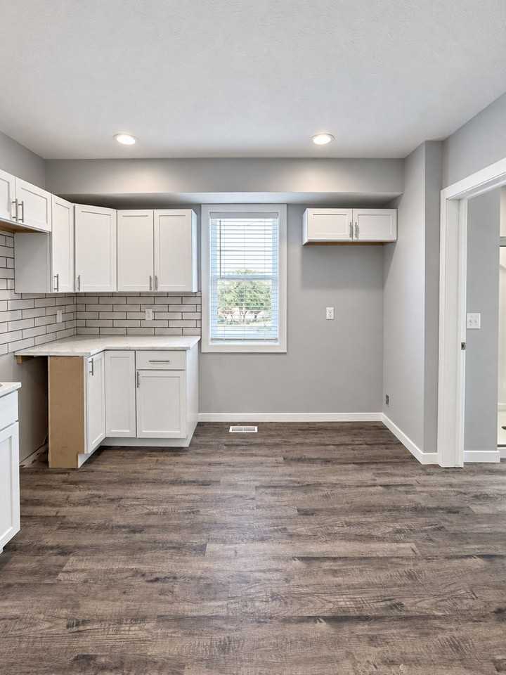 4821 S 22nd St - Photo 3 of 48