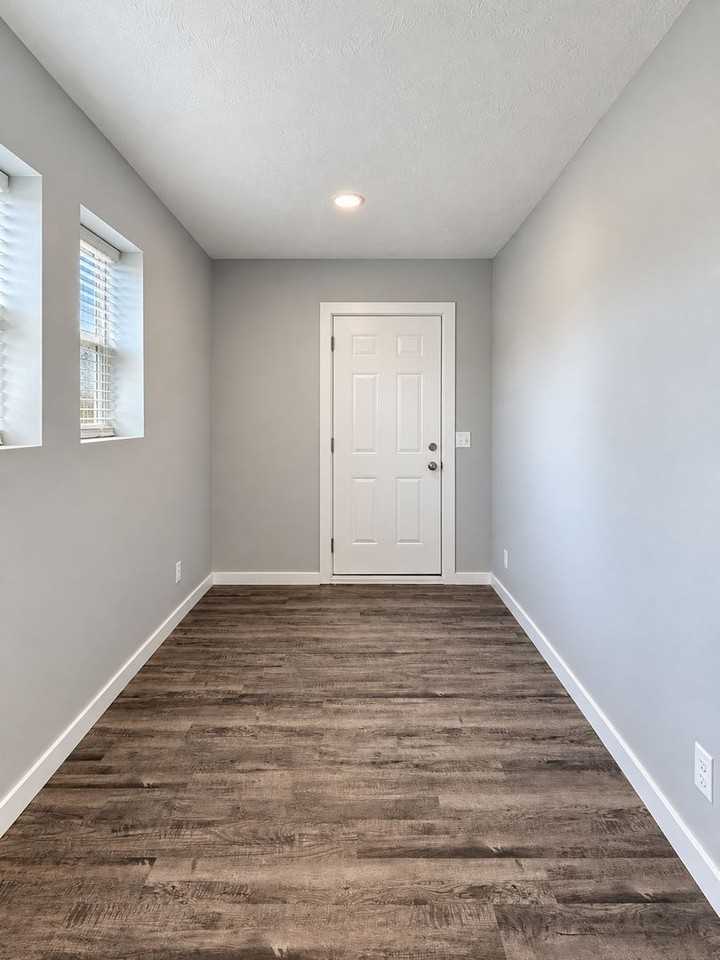 4821 S 22nd St - Photo 6 of 48
