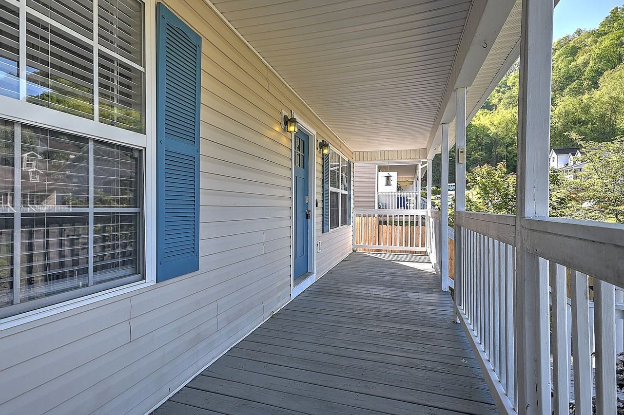 105 Saint James Pl - Photo 4 of 37