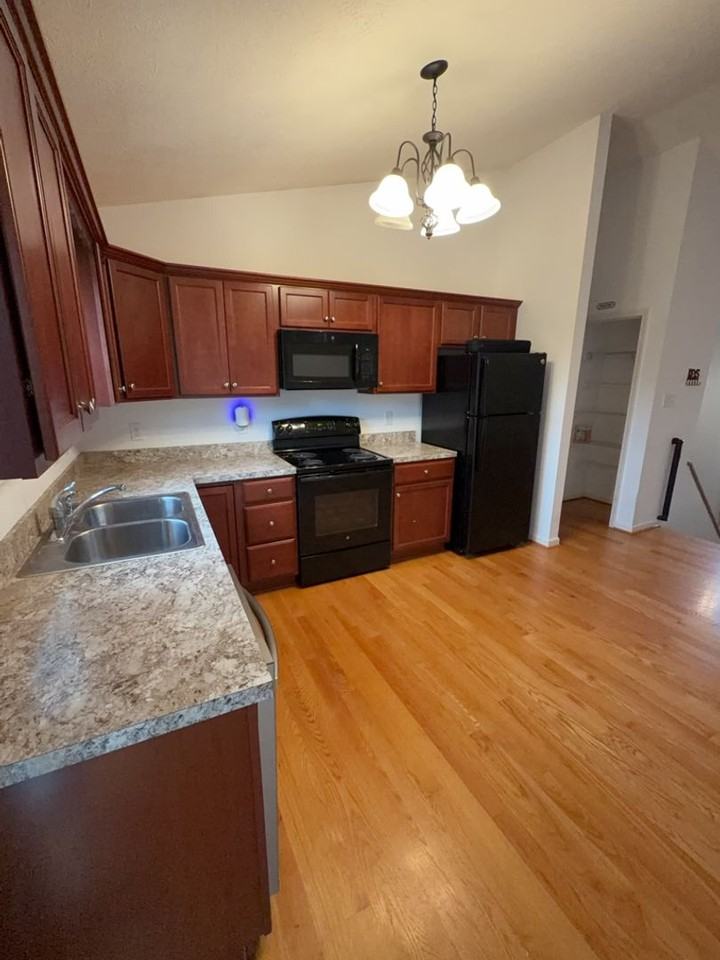 100 Kaleigh Dr - Photo 3 of 25